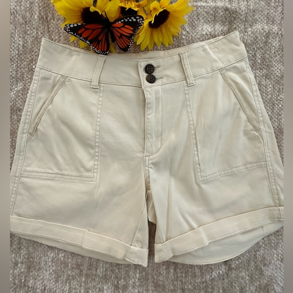 BKE by Buckle Brand New Cream Colored Cuffed Shorts! Never worn 🦋